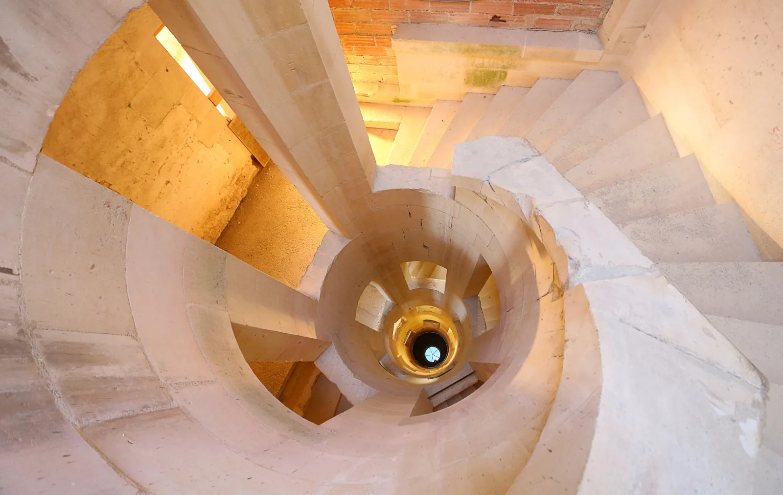 Escalier central du château de Maulnes