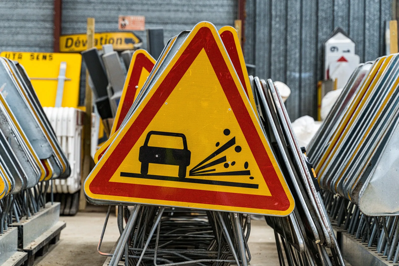 Panneau de circulation : "Attention travaux"