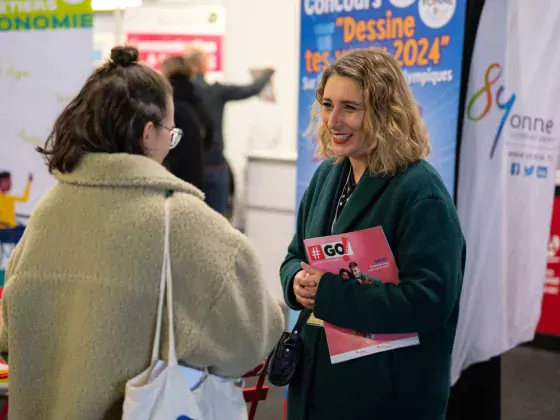 Anaïs Ménard-Oliver présente les métiers de l’autonomie et du soin au Salon de l’étudiant et de l’apprentissage à Auxerrexpo en mars 2023.