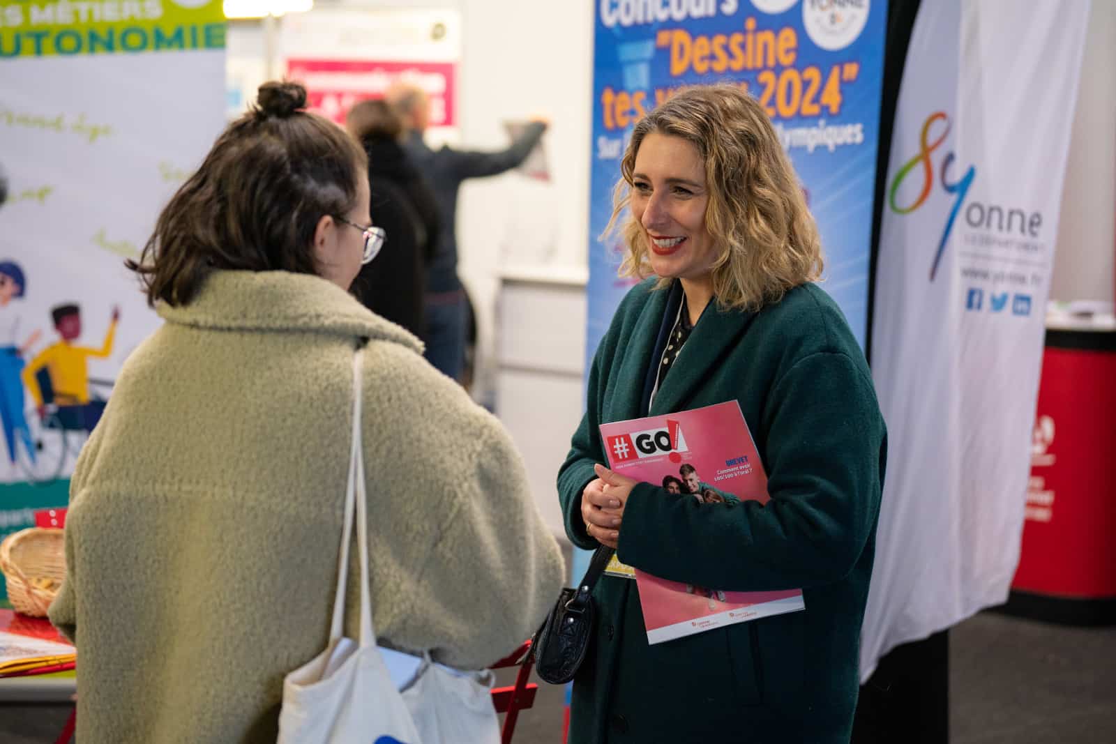 Anaïs Ménard-Oliver présente les métiers de l’autonomie et du soin au Salon de l’étudiant et de l’apprentissage à Auxerrexpo en mars 2023.