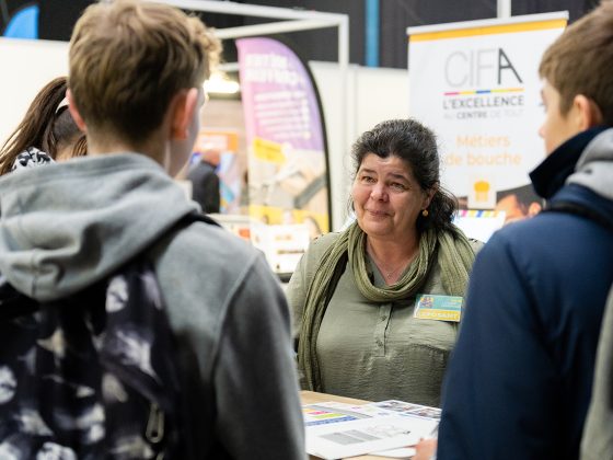 Des collégiens se renseignent sur un stand du Salon de l'Etudiant à Auxerrexpo