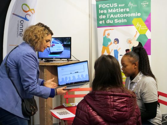 une collégienne se renseigne auprès des agents sur le stand de la PAMAS au salon de l'étudiant à Auxerre