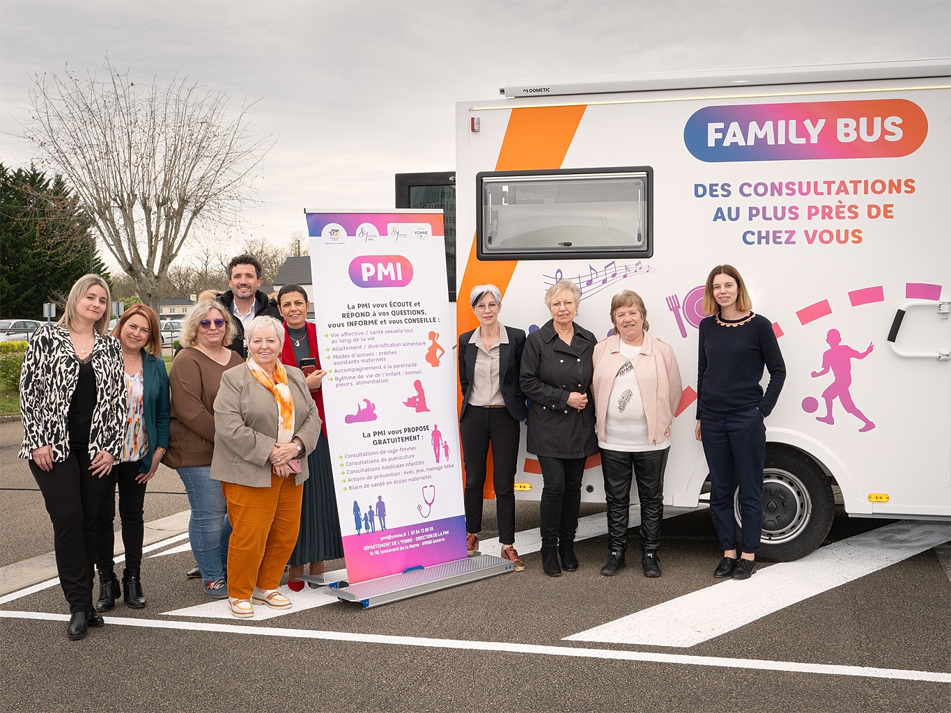 L'équipe de la PMI, les élues, et le Family Bus du Département de l'Yonne