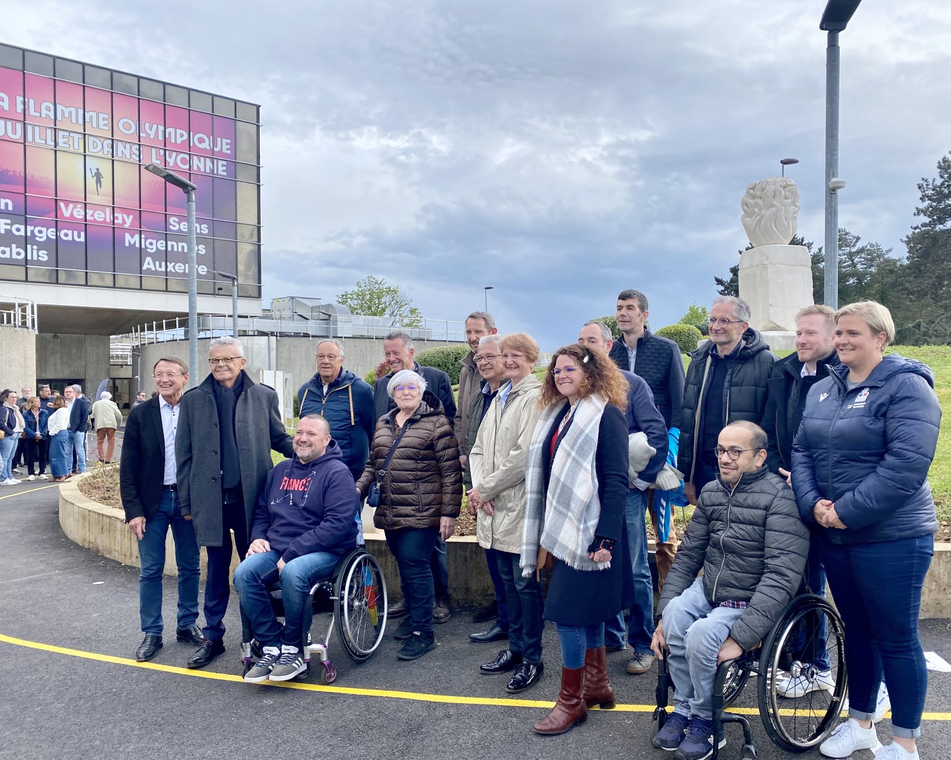 Photo de groupe des Relayeurs de la Flamme Olympique dans l'Yonne