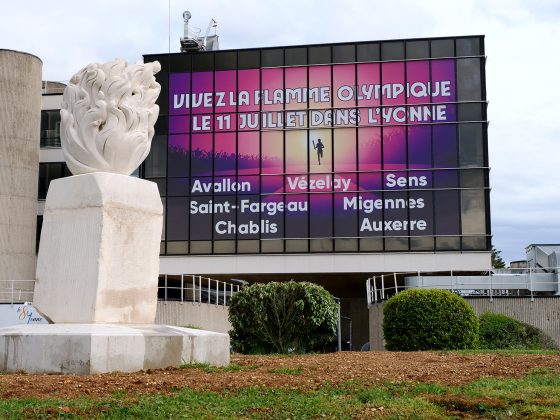 Sculpture commémorative du relais de la Flamme Olympique dans l'Yonne devant le bâtiment du Département de l'Yonne
