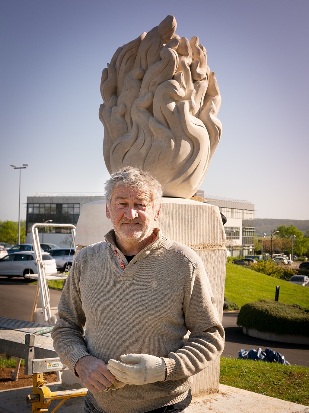 Yvan Baudoin, sculpteur de la statue commémorative du Relais de la Flamme Olympique dans l'Yonne