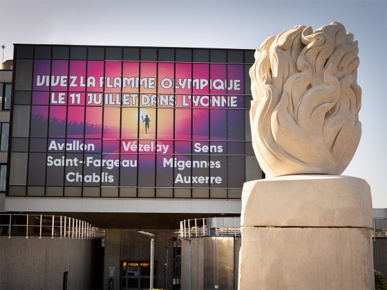 statue commémorative du Relais de la Flamme Olympique dans l'Yonne par Yvan Baudoin