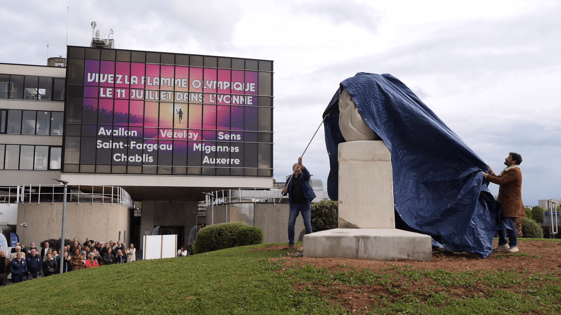 Yvan Baudoin dévoile la sculpture de la Flamme Olympique dans l'Yonne